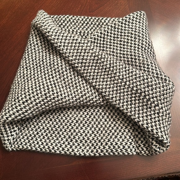 J crew infinity scarf tube black white herringbone euc classy super soft - Picture 7 of 7